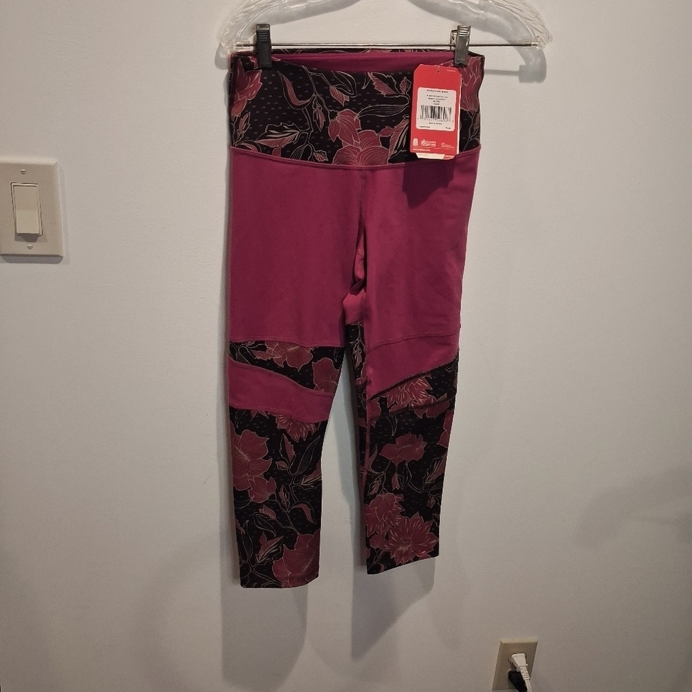 New North Face Size M Flashdry Purple Floral Cropped Legging